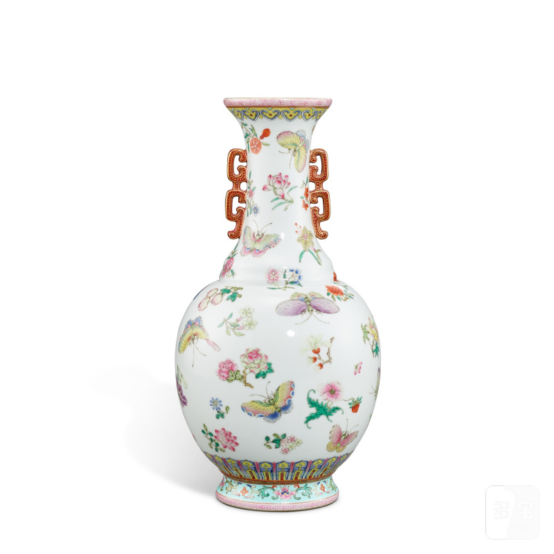 A famille-rose 'butterfly' handled vase, Republican period | 民國 粉彩花蝶紋雙耳瓶 《大清嘉慶年製》仿款 - 图2